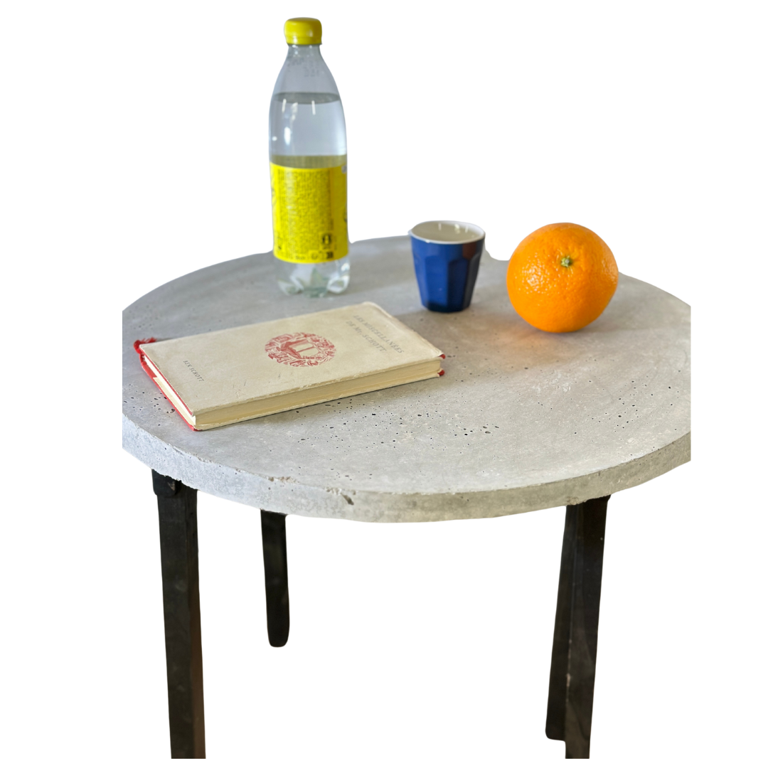 Table Basse B.A.R.C. en béton recyclé : Une Sculpturale table s'érige magnifiquement dans votre Intérieur