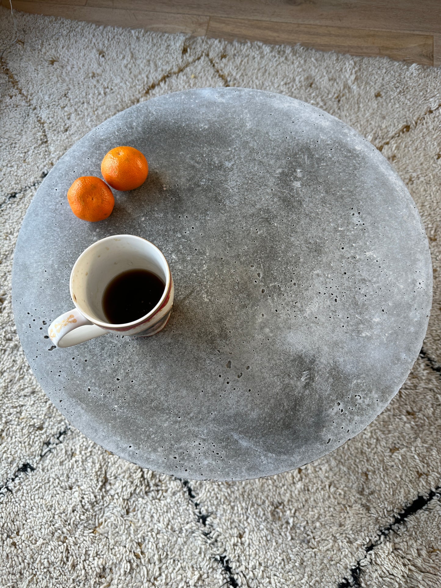 Table Basse B.A.R.C. en béton recyclé : Une Sculpturale table s'érige magnifiquement dans votre Intérieur