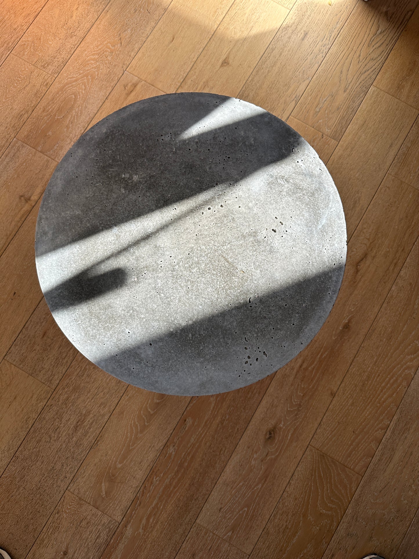 Table Basse B.A.R.C. en béton recyclé : Une Sculpturale table s'érige magnifiquement dans votre Intérieur