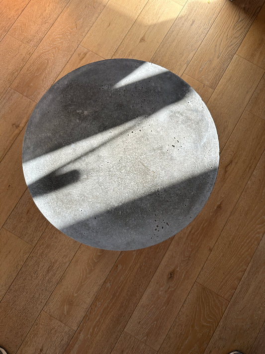 Table Basse B.A.R.C. en béton recyclé : Une Sculpturale table s'érige magnifiquement dans votre Intérieur