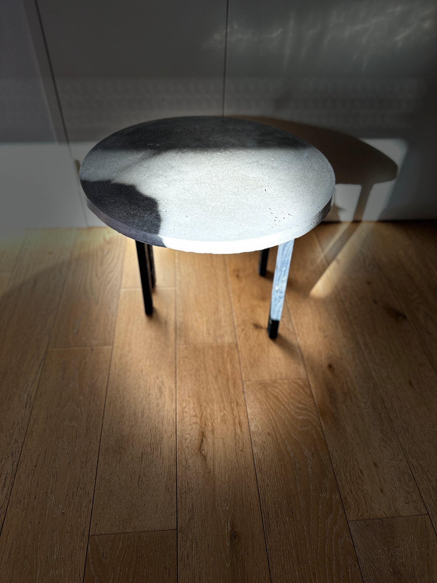Table Basse B.A.R.C. en béton recyclé : Une Sculpturale table s'érige magnifiquement dans votre Intérieur