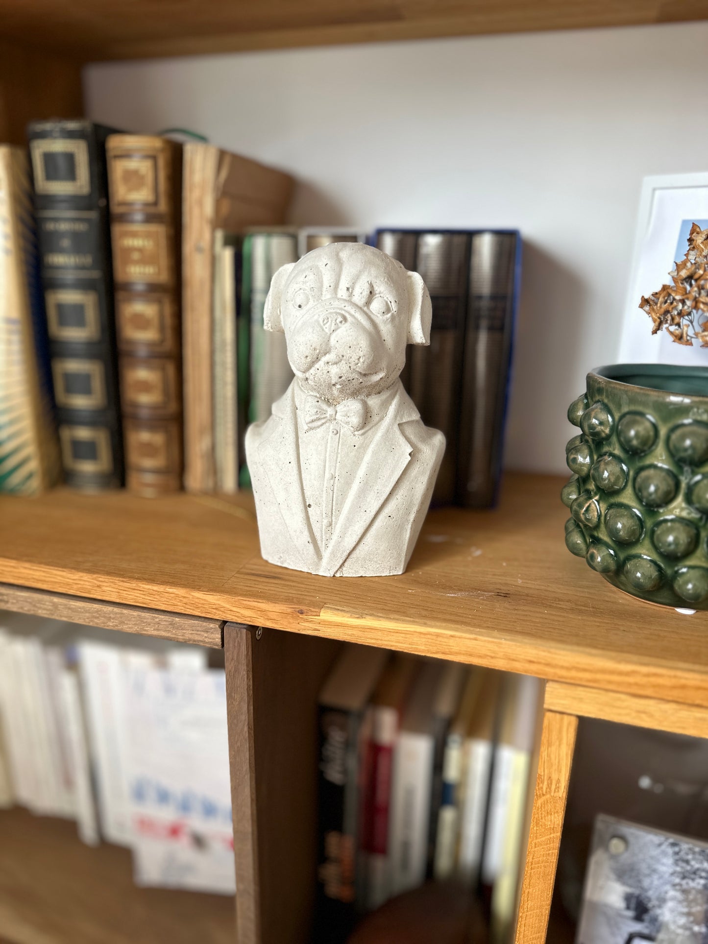 Statue Winston Churchien en Béton Recyclé : Un Chien Décalé pour une Décoration Unique