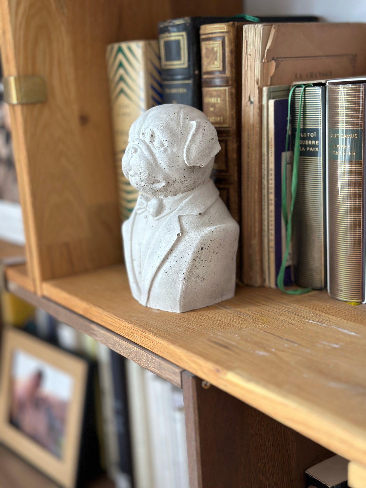 Statue Winston Churchien en Béton Recyclé : Un Chien Décalé pour une Décoration Unique