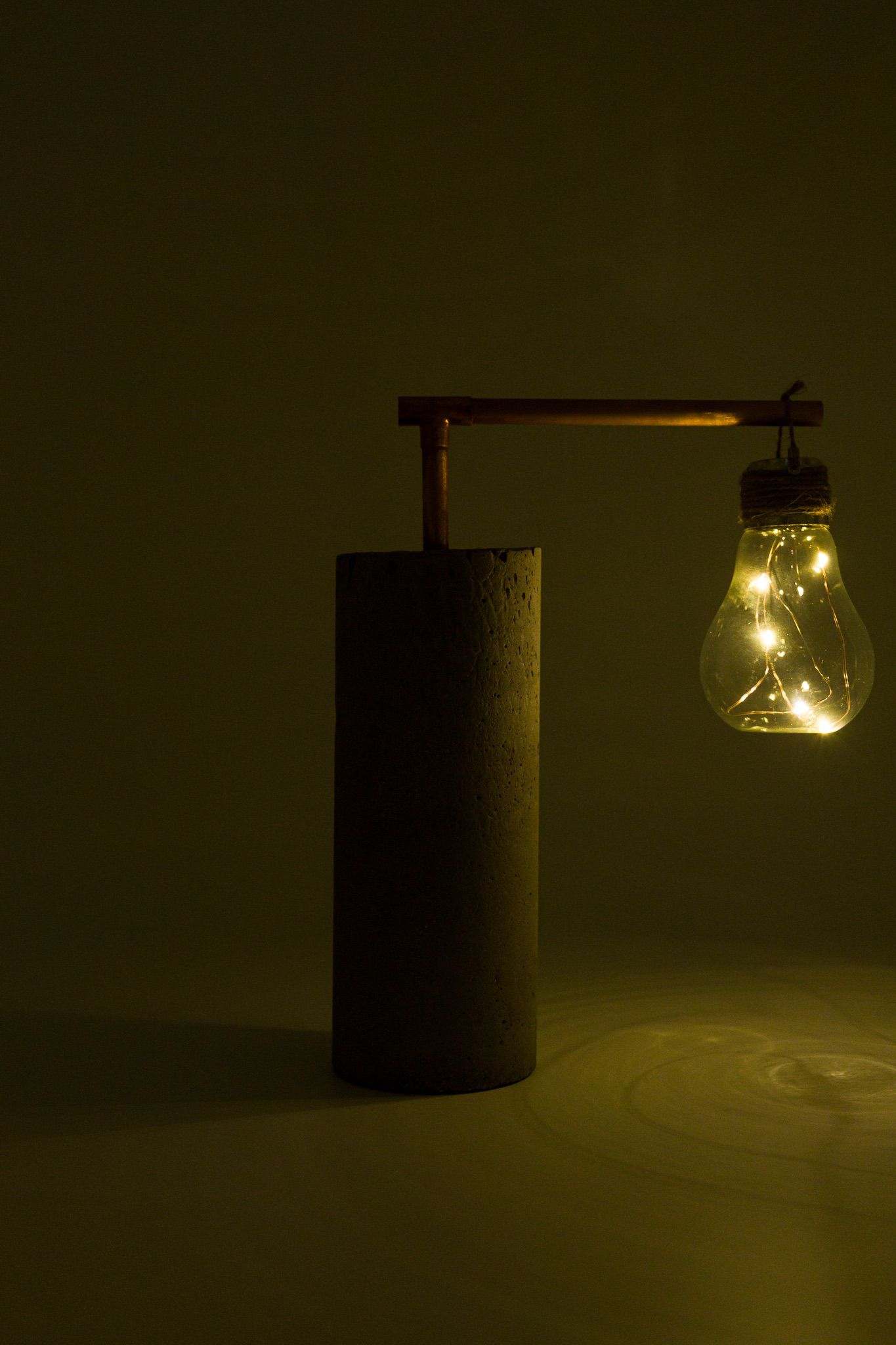 Lampe Solaire en Béton Recyclé - La lumière Sculptée et Énergie Renouvelable
