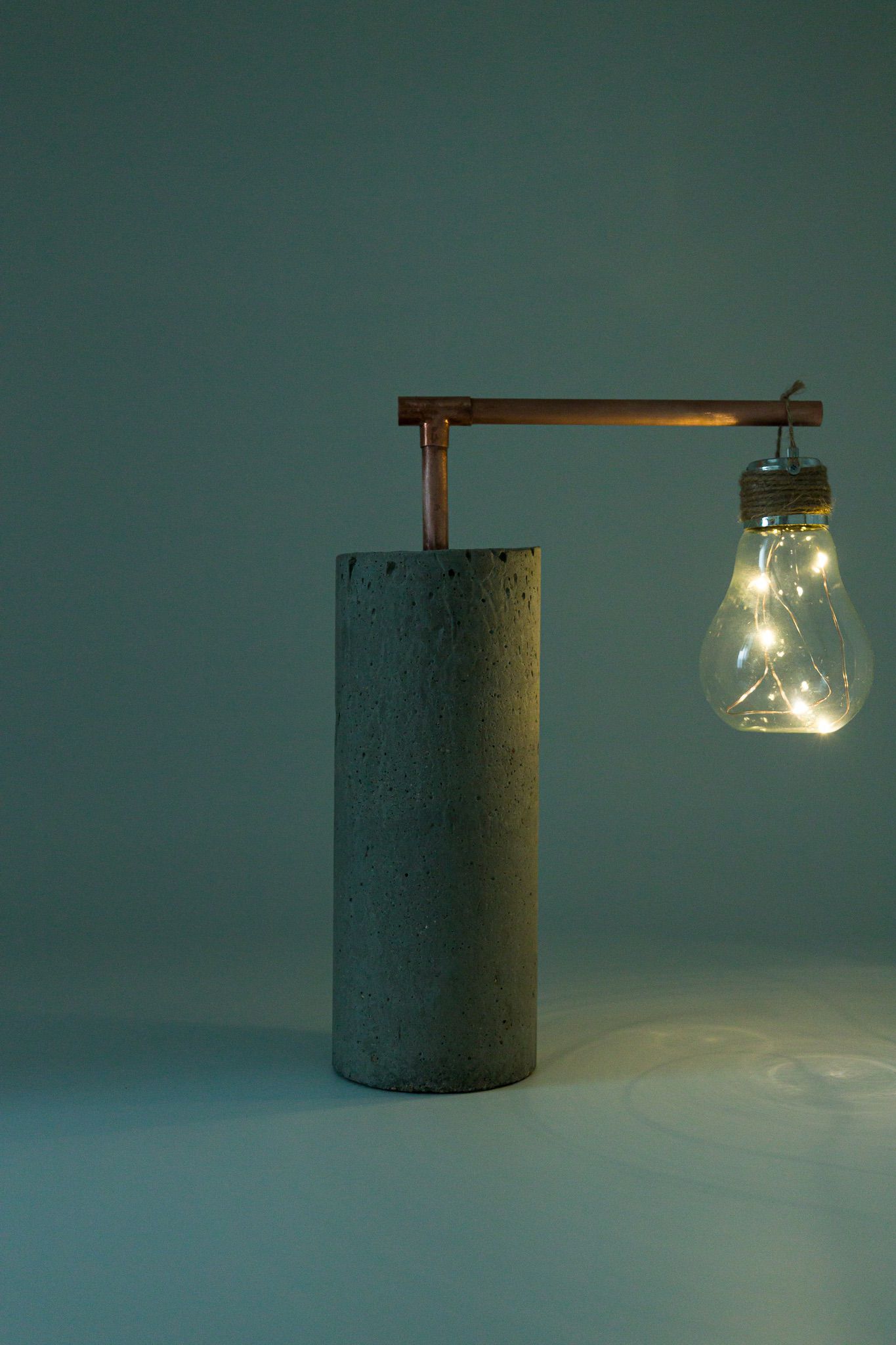 Lampe Solaire en Béton Recyclé - La lumière Sculptée et Énergie Renouvelable