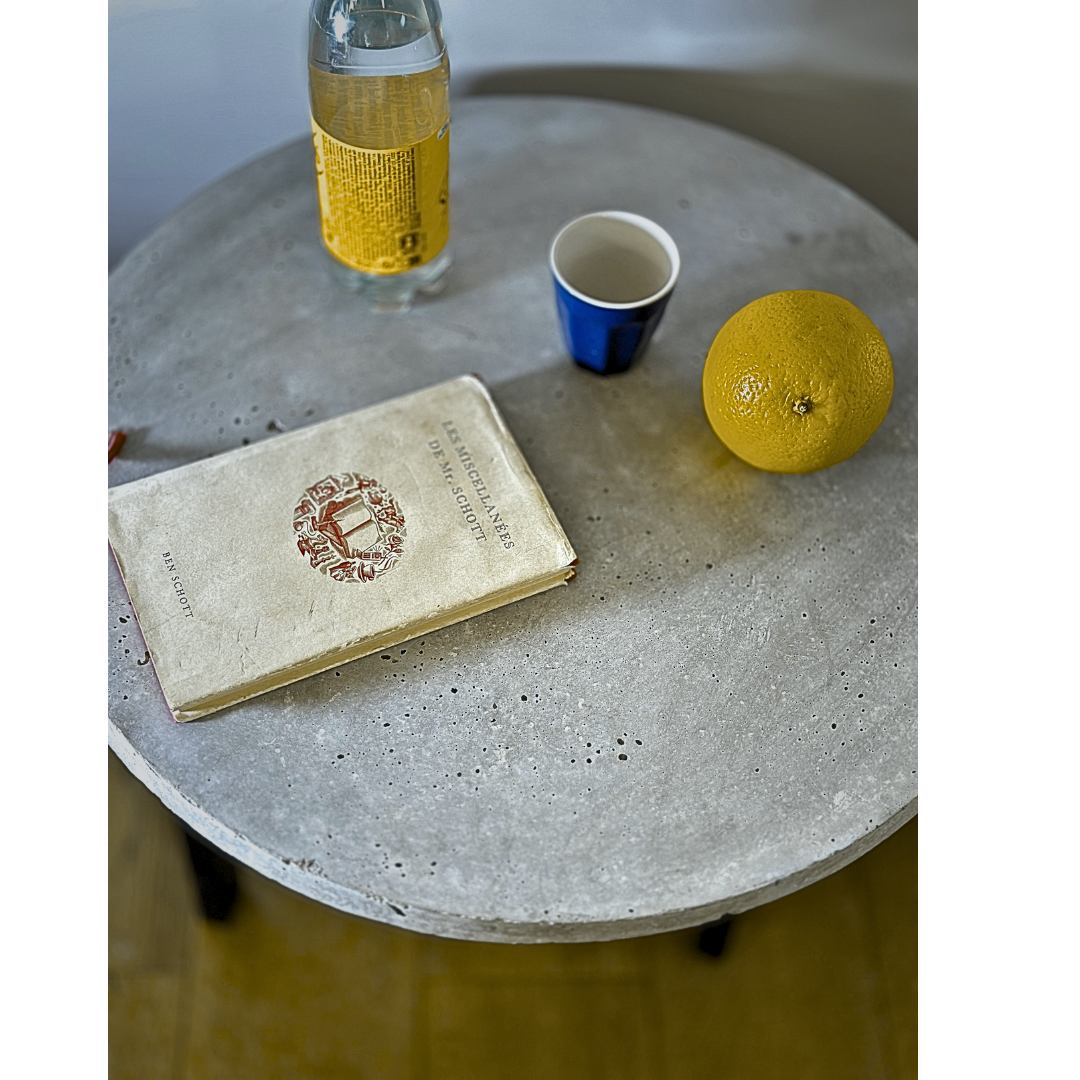 Table Basse B.A.R.C. en béton recyclé : Une Sculpturale table s'érige magnifiquement dans votre Intérieur